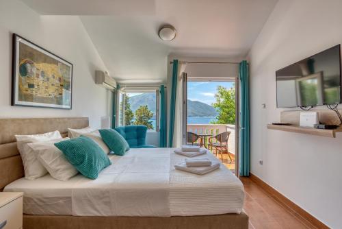 um quarto com uma cama grande e uma varanda em Apartment Elegant em Kotor