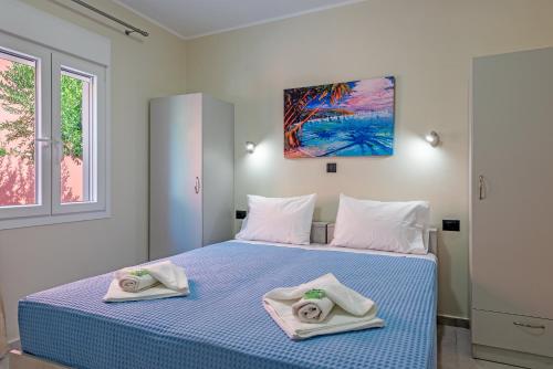sypialnia z łóżkiem z ręcznikami w obiekcie Lithostroto Retreat #1 w mieście Argostoli