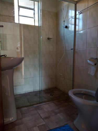 a bathroom with a shower and a toilet at Canto dos Pássaros- Casa de campo em Gonçalves in Gonçalves