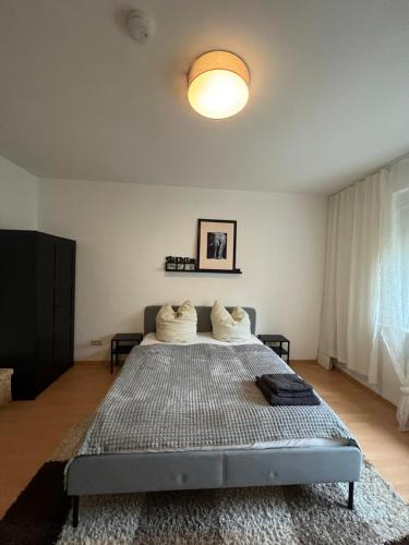 מיטה או מיטות בחדר ב-Gemütlich eingerichtete 2-Zimmer Wohnung in Duisburg Meiderich