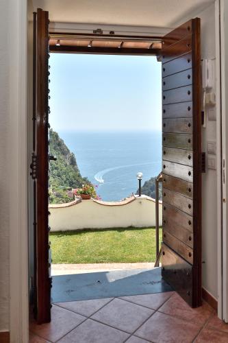 an open door with a view of the ocean at Amalfi Sky View in Scala
