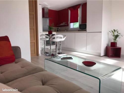 un salon avec un canapé et une table en verre dans l'établissement Perle bleue, à Vic-la-Gardiole
