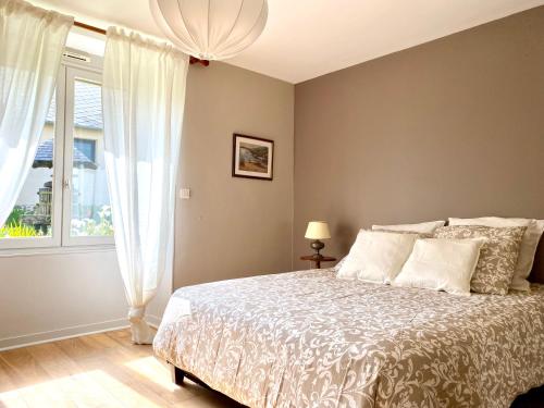 - une chambre avec un lit et une fenêtre dans l'établissement Gîte de charme au cœur de la campagne bretonne, à Noyal-sur-Vilaine