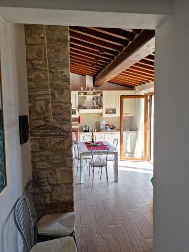 a kitchen and living room with a table and chairs at Podere I Ripidi in Vicchiomaggio