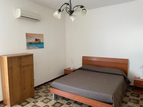 1 dormitorio con 1 cama, vestidor y ventilador en Casa Maria Costa Blu, en Isola delle Femmine