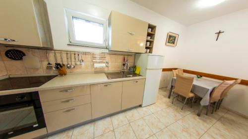 Kuchyňa alebo kuchynka v ubytovaní Planikovica Apartments