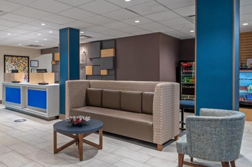 Holiday Inn Express Hotel & Suites Woodbridge, an IHG Hotel Image