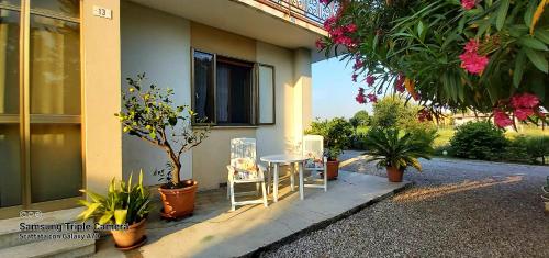 a table and chairs sitting outside of a house at La Celeste a Montegaldella -VI - Italia in Montegaldella