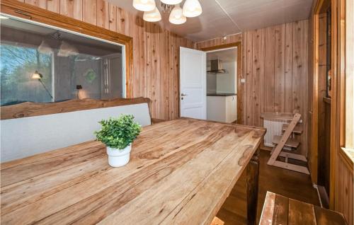 Η κουζίνα ή μικρή κουζίνα στο Nice Home In Hallaryd With Kitchen