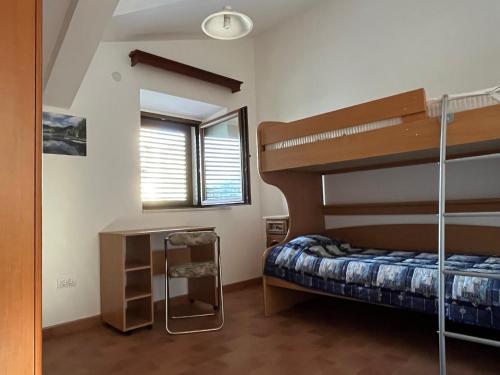 - une chambre avec 2 lits superposés et un bureau dans l'établissement Apartment "Two Sisters" with a sea view, à Donji Morinj