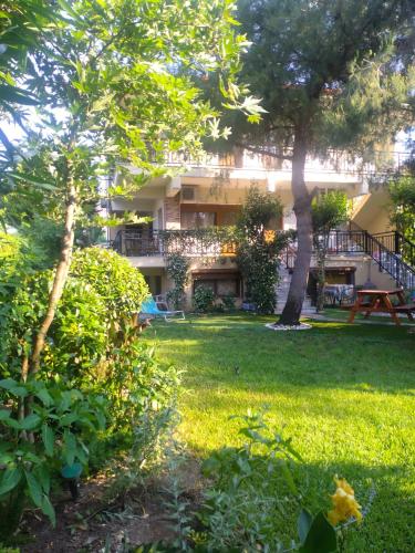 Κήπος έξω από το Ormos House