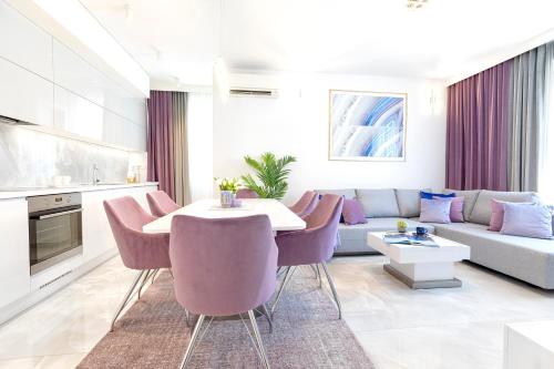 sala de estar con sofá, mesa y sillas en Holiday Apartments Split, en Split