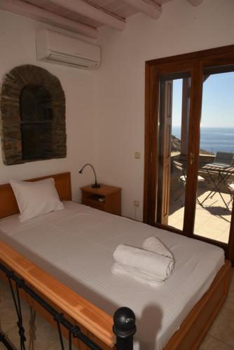 Postel nebo postele na pokoji v ubytování Andros Escape Condos