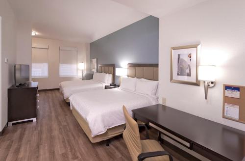 Katil atau katil-katil dalam bilik di Candlewood Suites Baltimore - Inner Harbor, an IHG Hotel