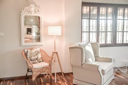 Гостиная зона в ALEXANDRE MAISON Beachfront Gialova Vacation Home