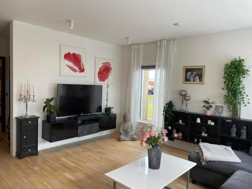 TV a/nebo společenská místnost v ubytování Spacious 3BR Condo near Blue lagoon 15M Airport 9M