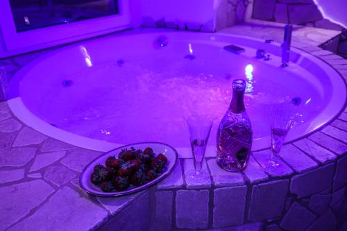 a tub with wine glasses and a bottle and a bowl of fruit at Ventidue Venti in Bari