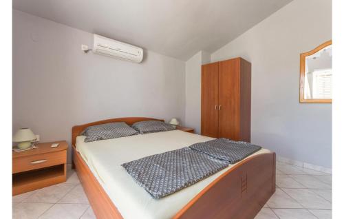 a bedroom with a bed and a wooden cabinet at Gorgeous Apartment In Kakma With Wifi in Kakma