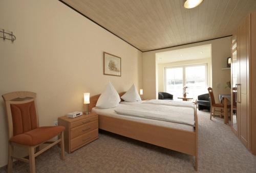 Ein Bett oder Betten in einem Zimmer der Unterkunft Hotel Haus Sonneck