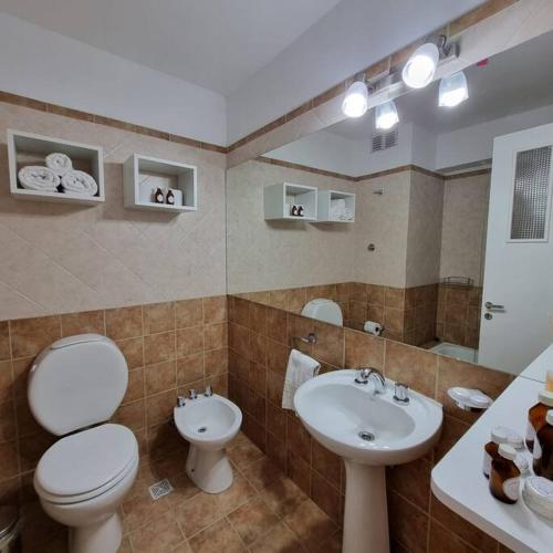 a bathroom with a toilet and a sink at L&B departamento premium céntrico II Jujuy in San Salvador de Jujuy