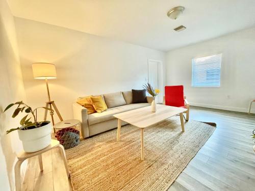 un soggiorno con divano e tavolo di Casa MIA central location, free parking, fully equipped a Miami