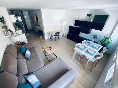 een woonkamer met een bank en een tafel bij Fantastic Apartment City Center - Optional Parking in Málaga