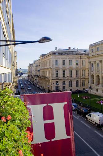 a sign with the fedex on it sitting on the side of a street at Hotel de L'Opéra in Bordeaux