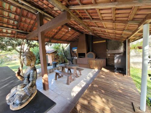 a patio with a statue under a wooden roof at Casa do Sossego in Florianópolis