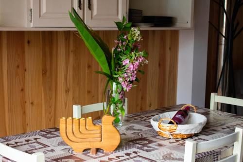 a table with a vase of flowers on top of it at Domus Nostra in Furnas