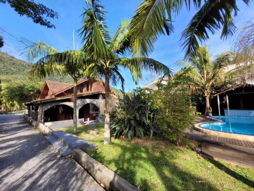 une villa avec une piscine et un complexe dans l'établissement Casa do Sossego, à Florianópolis