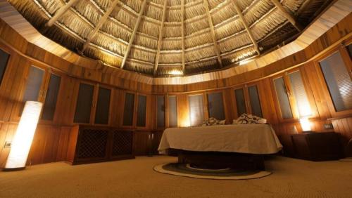 a room with a large ceiling with a table in it at Ecohabs Tequendama - Parque Tayrona in El Zaino