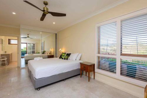 een slaapkamer met een bed en een plafondventilator bij Sovereign Hill Country Villa in Lovedale