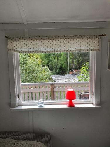 Gallery image of Sjönära ENKEL övernattningsstuga på berg med terrass, toilet in other house, outsideshower in Åkersberga