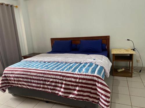 Katil atau katil-katil dalam bilik di Villa Lippo carita langsung pantai 3bedroom