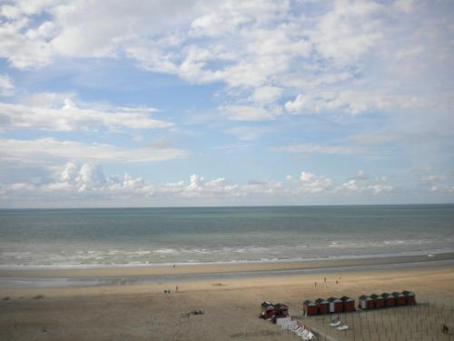 - une vue sur la plage et l'océan dans l'établissement Apartment Sandeman, à La Panne