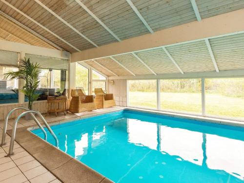 Bazén v ubytování 10 person holiday home in Hjørring-By Traum nebo v jeho okolí