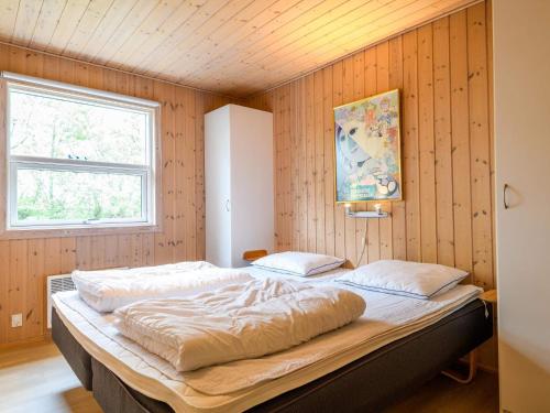 En eller flere senge i et værelse på Holiday home Fanø CIII