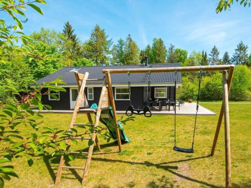 Ο χώρος παιχνιδιού για παιδιά στο 8 person holiday home in Silkeborg