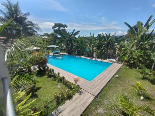 uma vista aérea de uma piscina num resort em Hotel Puerto Selva em Villa Tunari
