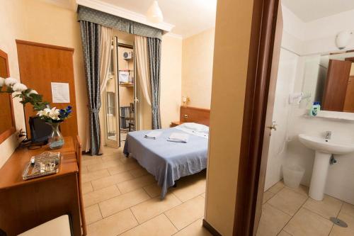 - une chambre à l'hôpital avec un lit et un lavabo dans l'établissement Allegria Fitzroy Cesr, à Rome