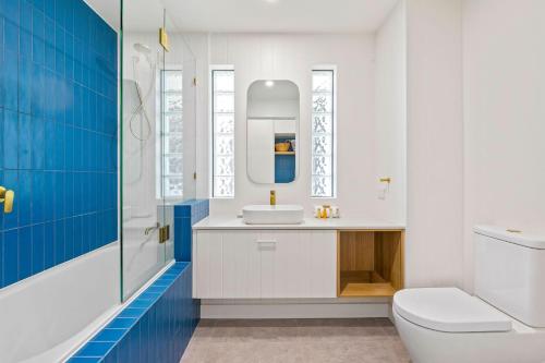 Ένα μπάνιο στο 6 Seabreeze Spacious Newly Renovated Apartment with Ocean Views