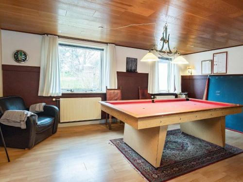 Biliár nebo kulečník v ubytování 10 person holiday home in Karby