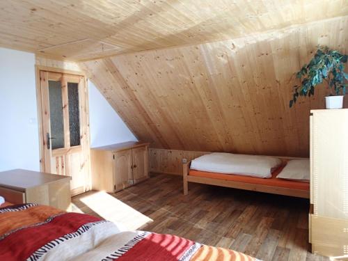 リプノ・ナト・ヴルタヴォウにあるChata Vendaの木造キャビン内のベッド1台