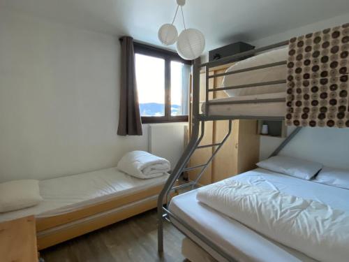 Posteľ alebo postele v izbe v ubytovaní Appart 50m2 à Villard-de-Lans, 6 pers, 2 ch, balcon, ascenseur - FR-1-515-143