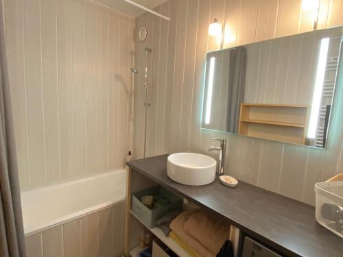 ein Badezimmer mit einem Waschbecken, einem Spiegel und einer Badewanne in der Unterkunft Appartement Villard-de-Lans, 3 pièces, 6 personnes - FR-1-515-143 in Villard-de-Lans