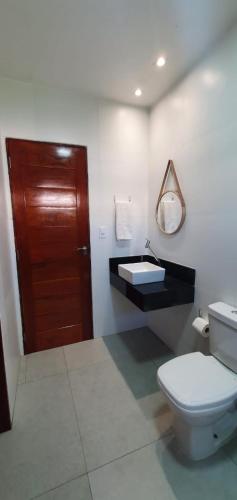 a bathroom with a toilet and a sink at Casa branca in Bananeiras