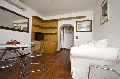 salon z białą kanapą i stołem w obiekcie Apartment Arenula w Rzymie
