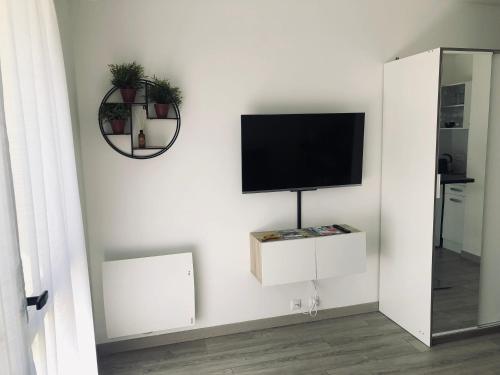 TV a/nebo společenská místnost v ubytování Studio en résidence, proche de la mer avec parking gratuit et 5G home