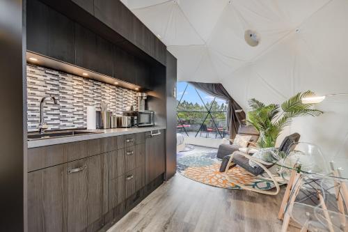 Kuchyň nebo kuchyňský kout v ubytování Udoscape Eco-Glamping Resorts