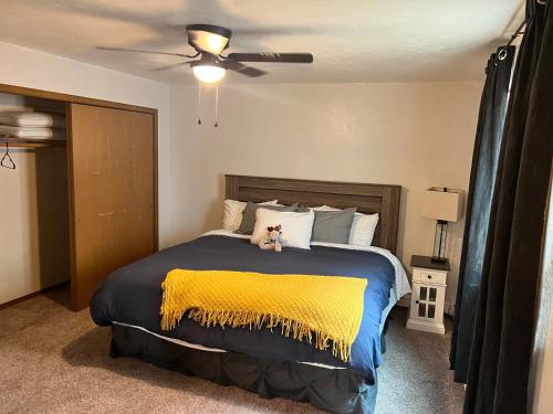 ein Schlafzimmer mit einem Bett mit einem Teddybär drauf in der Unterkunft The Perfect 3 Bedroom Apartment - Central location in Fairbanks